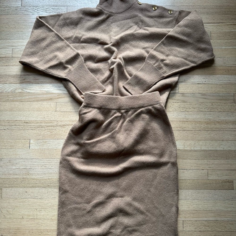 Elegant Brown Women's Sweater Set - Picture 5 of 16